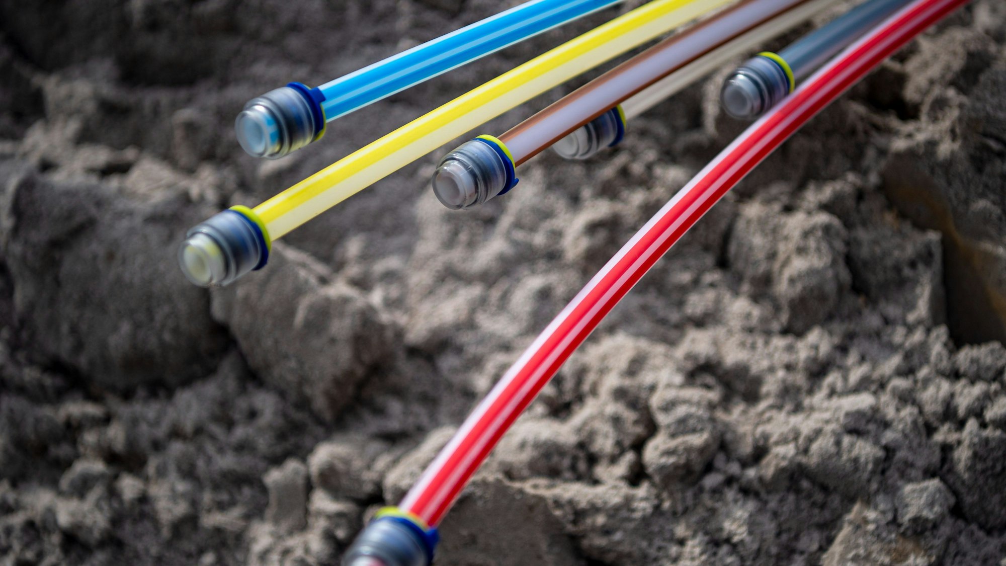 Glasfaserkabel liegen auf einer Baustelle.