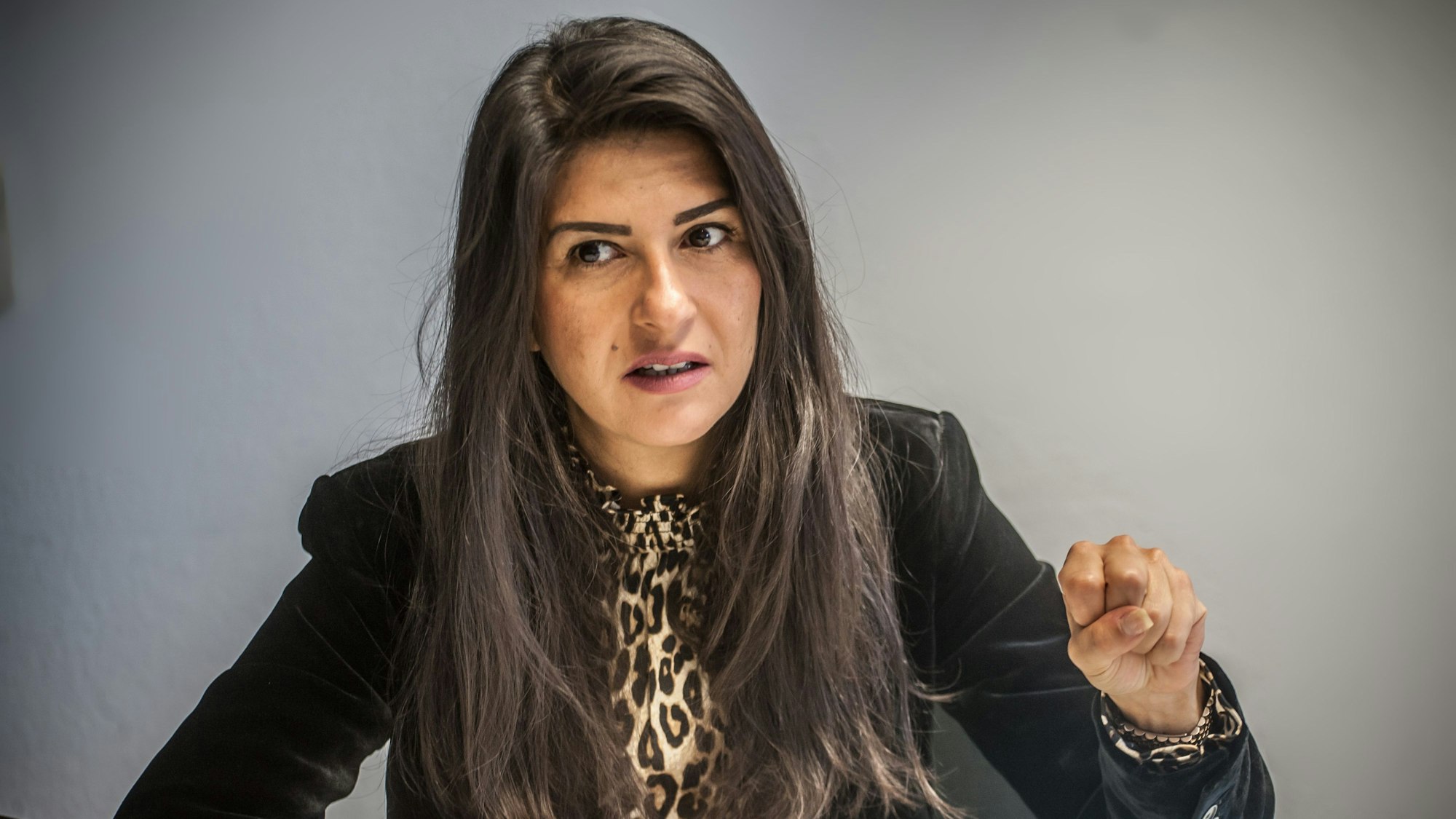 Die Bundestagsabgeordnete Serap Güler ist in einer Gesprächssituation zu sehen.