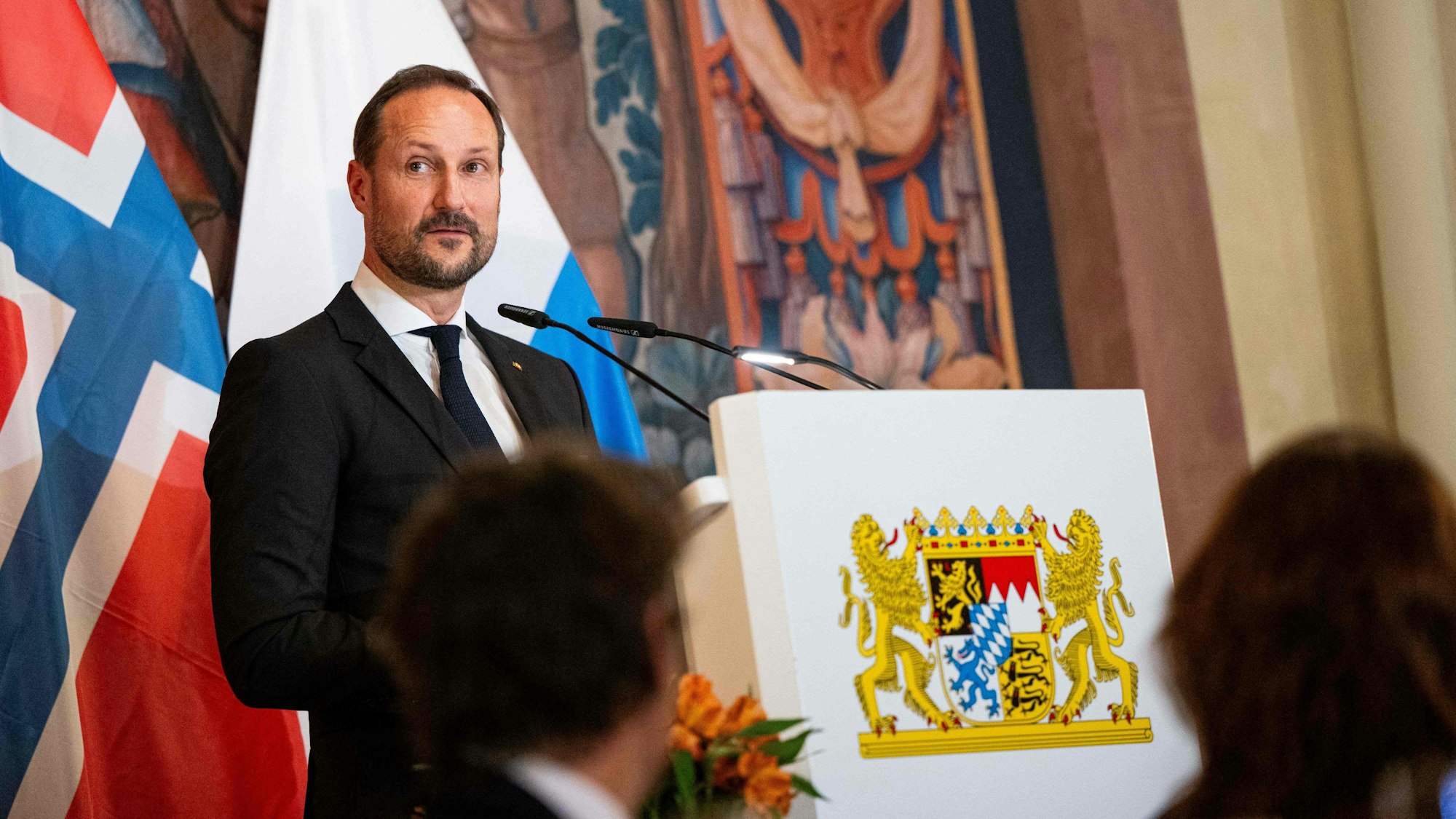 Kronprinz Haakon von Norwegen hält eine Rede während eines Empfangs in der Münchner Residenz in München.