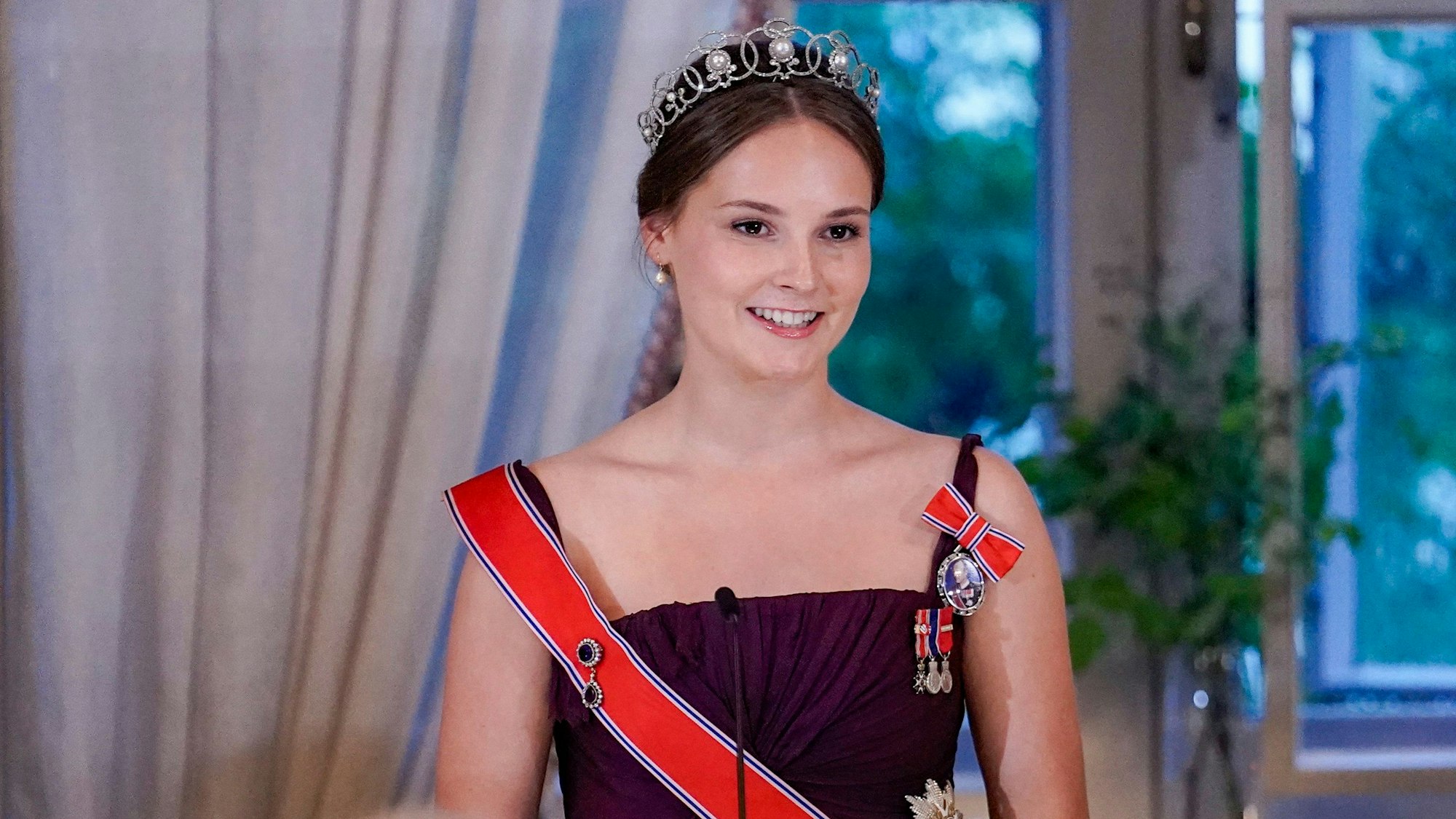 Prinzessin Ingrid Alexandra hält eine Rede während eines Galadinners anlässlich der Feierlichkeiten zu ihrem 18. Geburtstag im Jahre 2022.