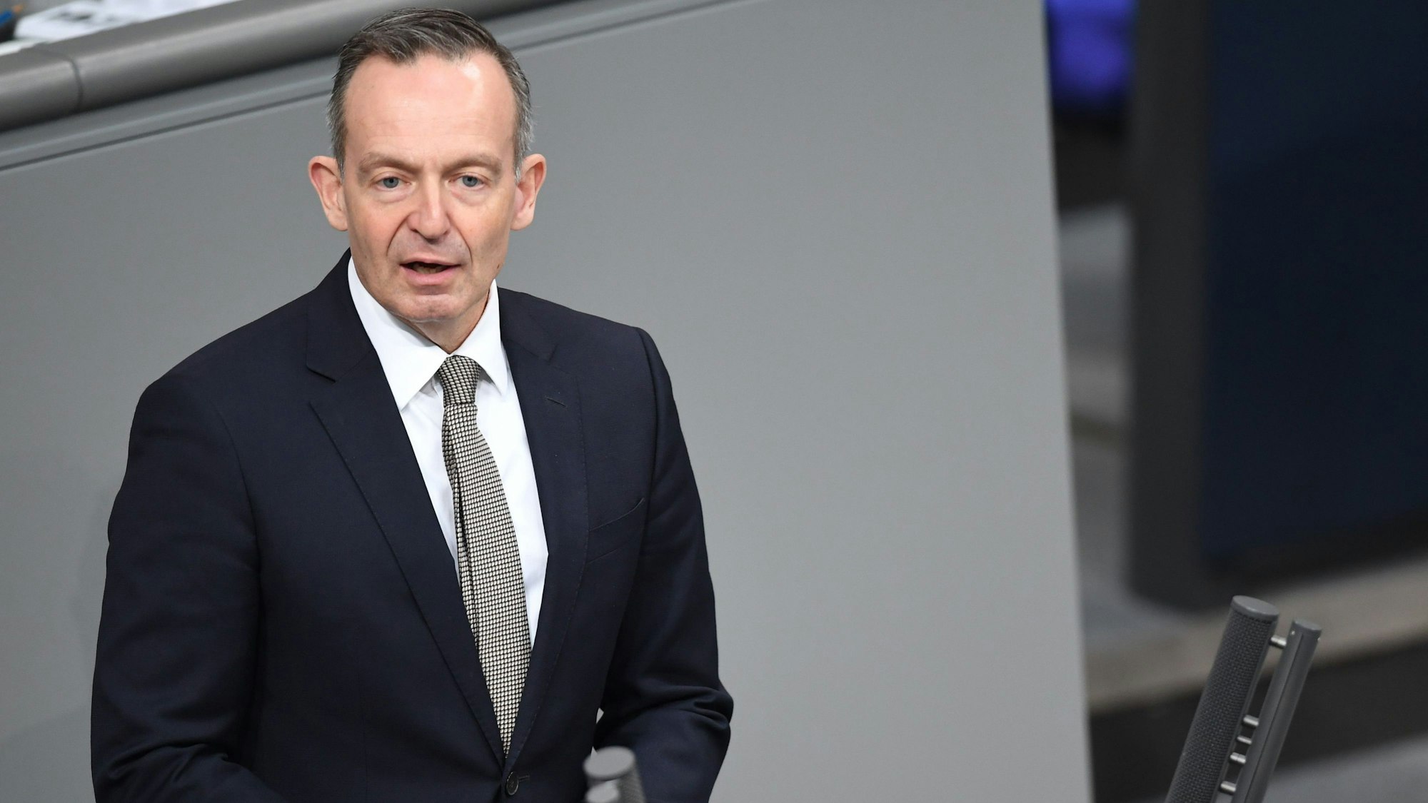 ARCHIV - 20.10.2023, Berlin: Volker Wissing (FDP), Bundesminister für Verkehr und Digitales, spricht im Plenum des Deutschen Bundestages. Neue Technologien wie KI und autonomes Fahren bieten Chancen wie Risiken. Um die Risiken einzudämmen, wird der Ruf nach staatlicher Regulierung lauter.(zu dpa "Wissing will Regulierung für KI und Roboterautos mit USA abstimmen") Foto: Serhat Kocak/dpa +++ dpa-Bildfunk +++