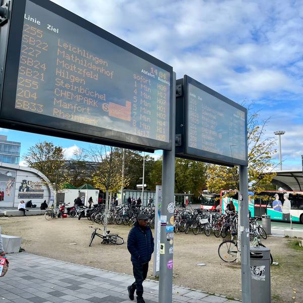 Die elektronischen Abfahrtstafeln am Busbahnhof in Wiesdorf