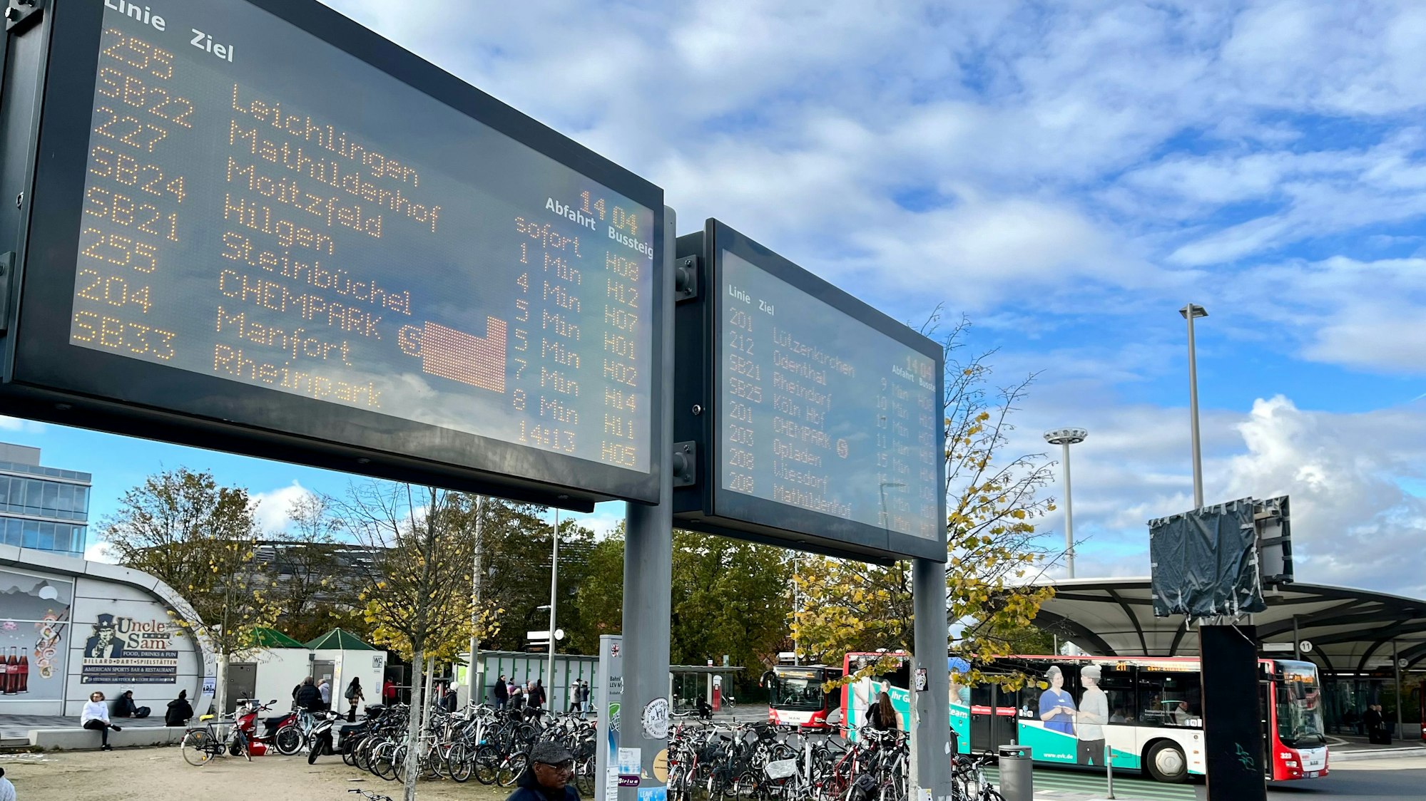 Die elektronischen Abfahrtstafeln am Busbahnhof in Wiesdorf
