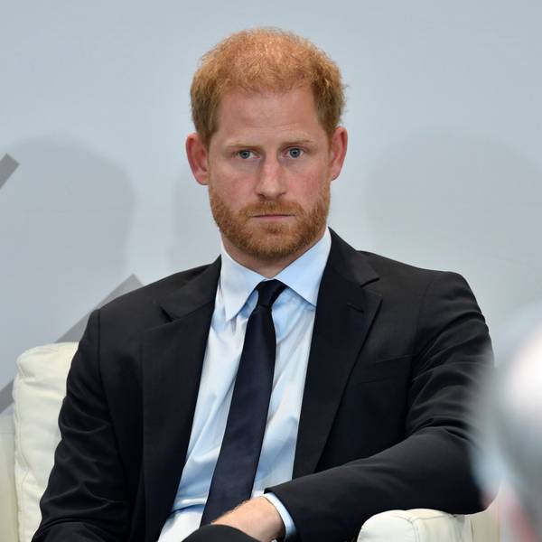 Der britische Prinz Harry, Herzog von Sussex, schaut ernst.