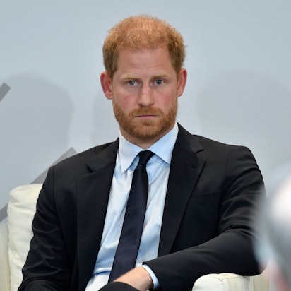 Der britische Prinz Harry, Herzog von Sussex, schaut ernst.