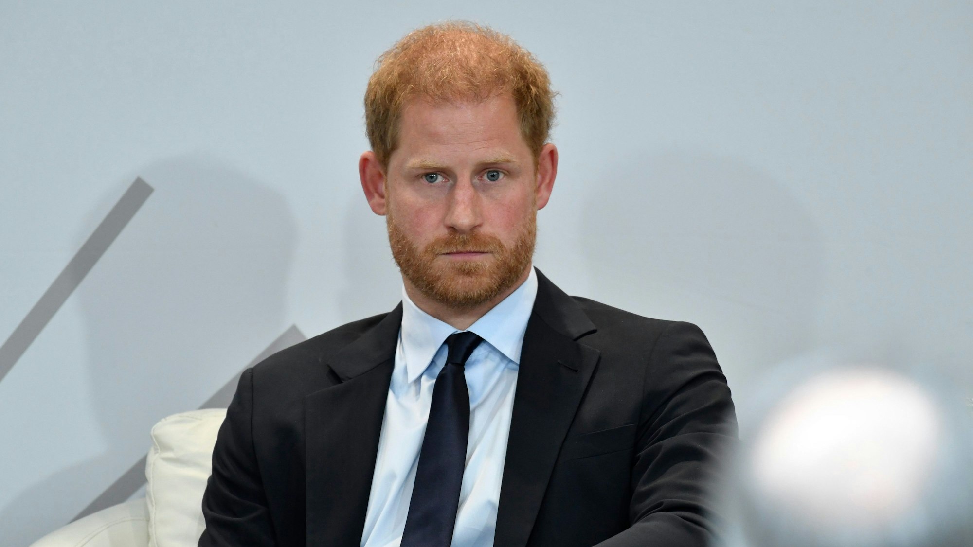 Der britische Prinz Harry, Herzog von Sussex, schaut ernst.