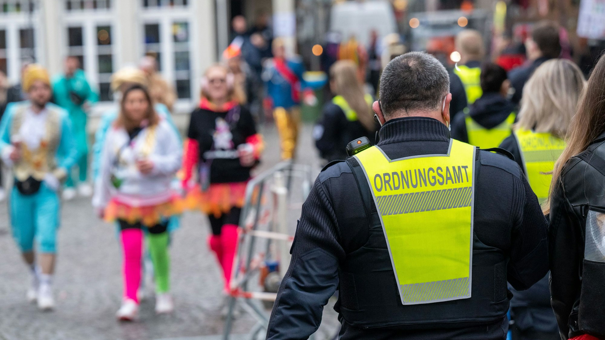 Das Ordnungsamt patrouilliert in der Altstadt an Weiberfastnacht 2022.