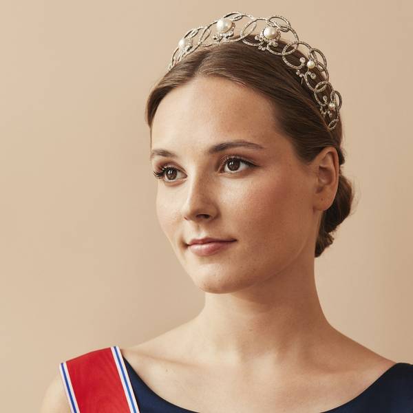 Ingrid Alexandra von Norwegen schaut mit Diadem seitlich an der Kamera vorbei.