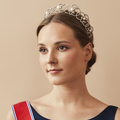 Ingrid Alexandra von Norwegen schaut mit Diadem seitlich an der Kamera vorbei.