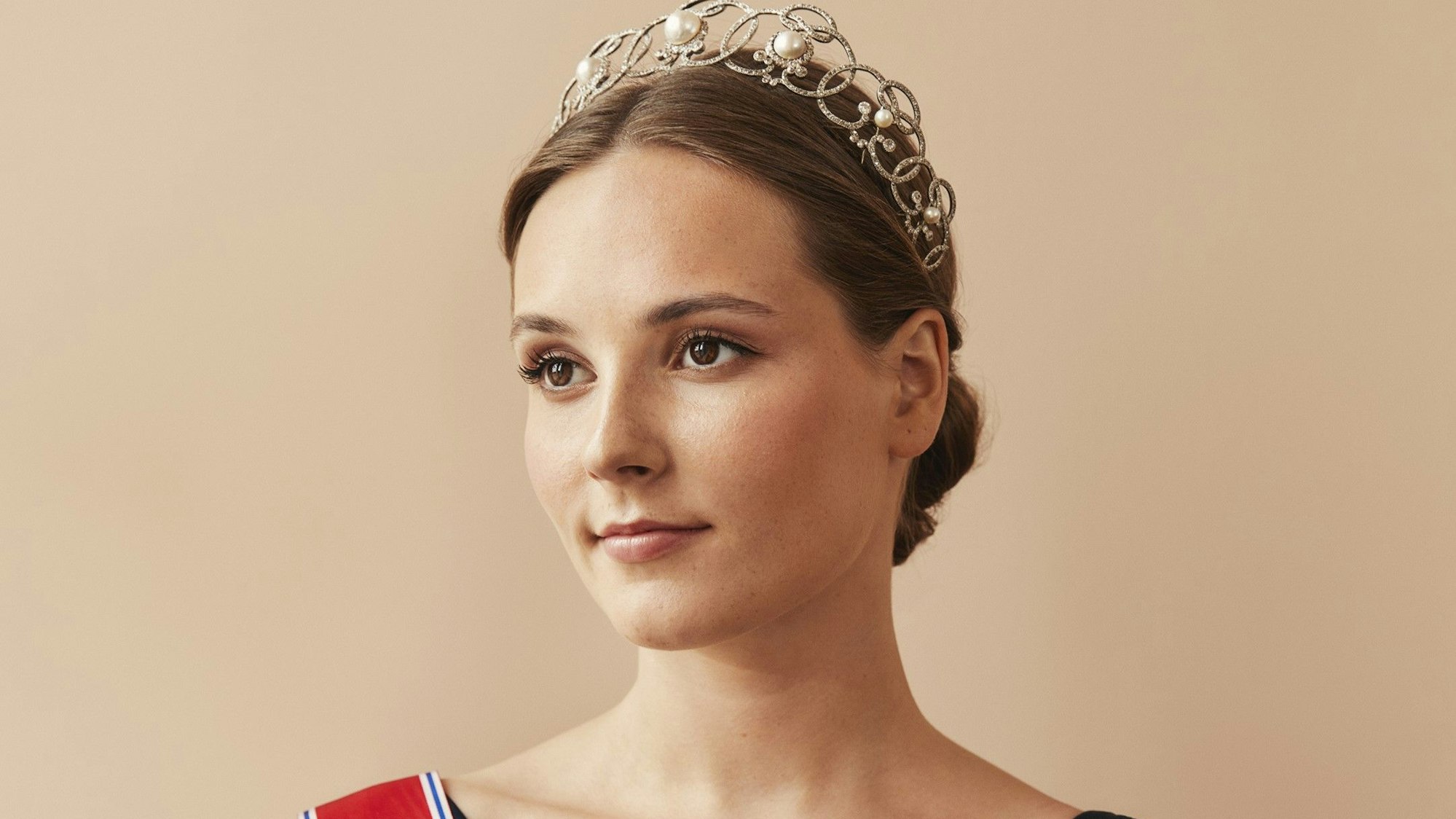 Ingrid Alexandra von Norwegen schaut mit Diadem seitlich an der Kamera vorbei.