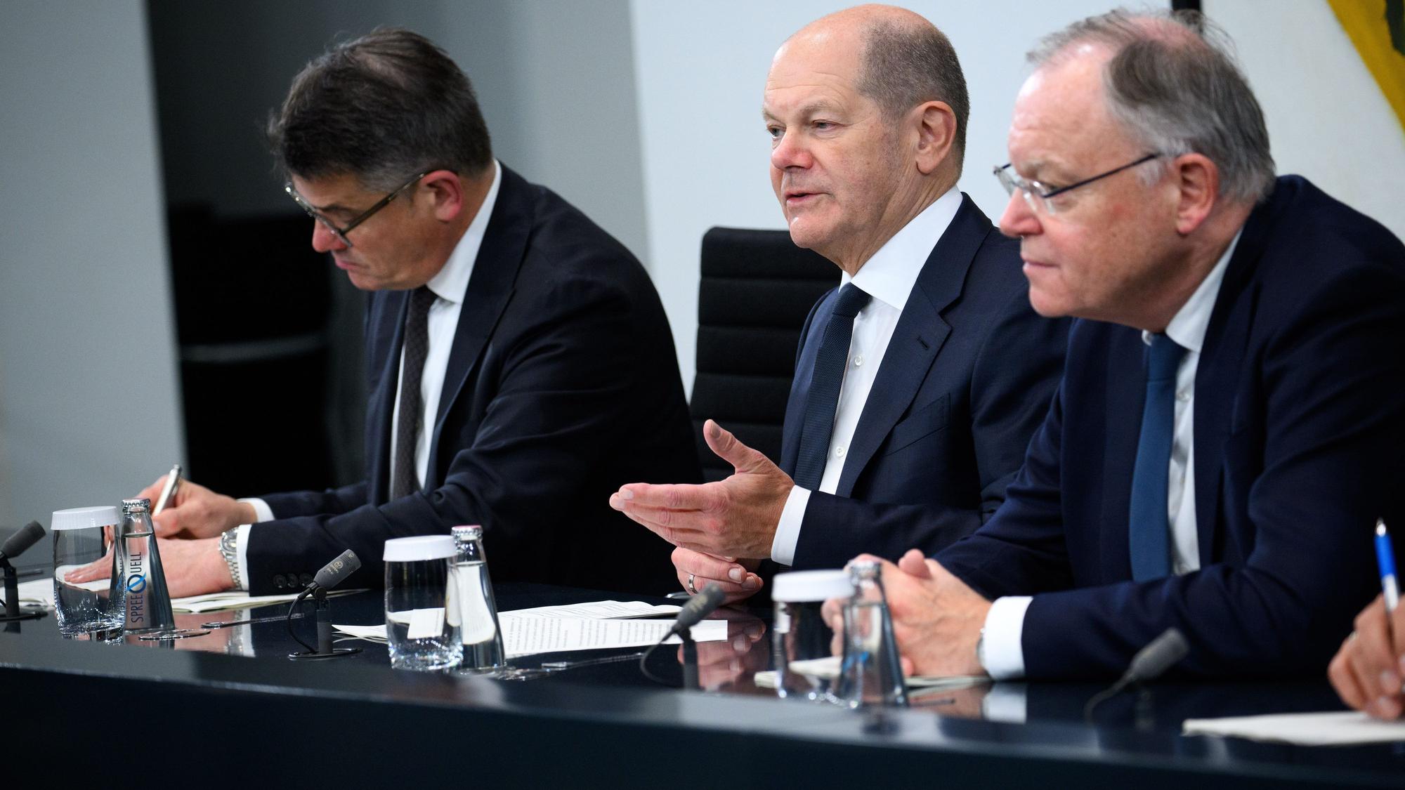 Bundeskanzler Olaf Scholz (M, SPD) äußert sich zusammen mit Boris Rhein (l, CDU), Ministerpräsident von Hessen, und Stephan Weil (SPD), Ministerpräsident von Niedersachsen, bei einer Pressekonferenz nach dem Bund-Länder-Gipfel im Bundeskanzleramt.