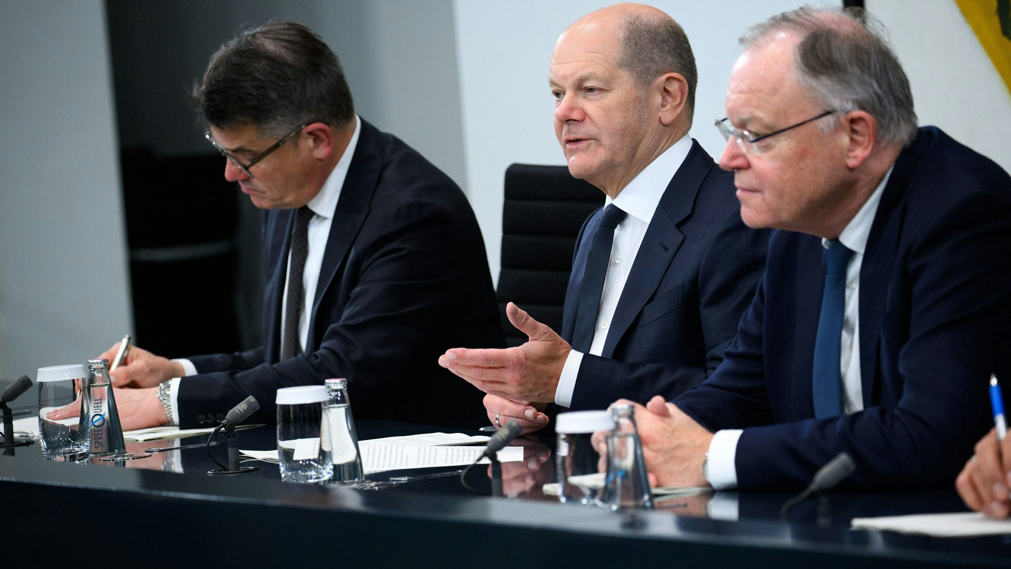 Bundeskanzler Olaf Scholz (M, SPD) äußert sich zusammen mit Boris Rhein (l, CDU), Ministerpräsident von Hessen, und Stephan Weil (SPD), Ministerpräsident von Niedersachsen, bei einer Pressekonferenz nach dem Bund-Länder-Gipfel im Bundeskanzleramt.