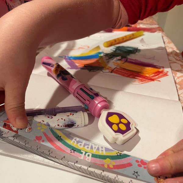Das Bild zeigt die Hände eines Kita-Kindes, das ein Lineal in den Händen hält. Auch Stifte und Papier sind zu sehen.