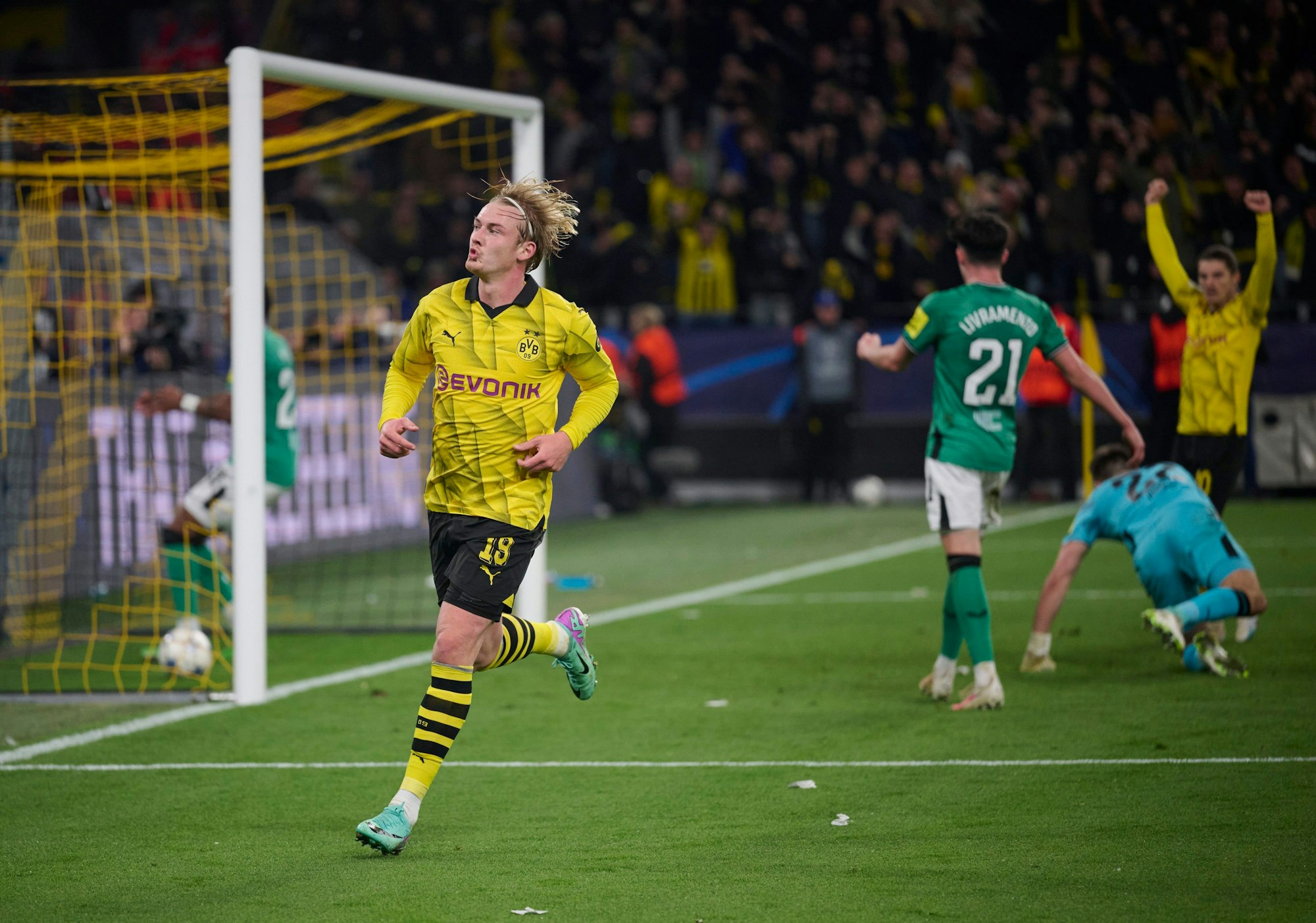 Dortmunds Julian Brandt jubelt über sein Tor zum 2:0.