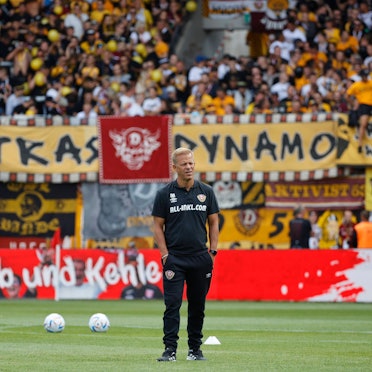 060822 Halle Saale Fußball Hallescher FC HFC 3. Liga Männer Saison 2022/23 2. Spieltag Hallescher FC HFC- SG Dynamo Dresden Derby Endstand 0:2 Markus Anfang Trainer Dynamo Dresden vor Fans Fankulisse *** 060822 Halle Saale Sport Football Hallescher FC HFC 3 Liga Men Season 2022 23 2 Matchday Hallescher FC HFC SG Dynamo Dresden Derby Final Score 0 2 Markus Anfang Coach Dynamo Dresden in front of Fans Fan Backdrop