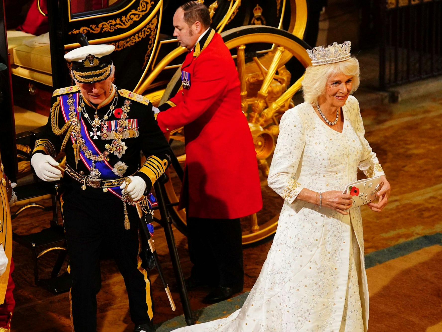 König Charles III. und Königin Camilla verlassen die Kutsche auf dem zur traditionellen Parlamentseröffnung.