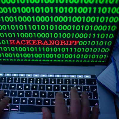 Das Foto zeigt einen Computer mit Barcodes