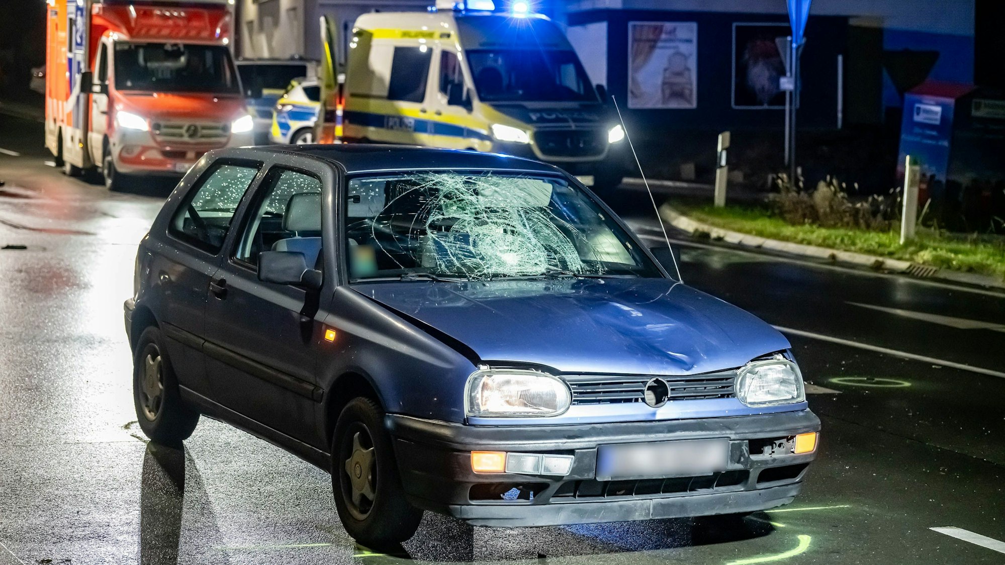 Blick auf den am Unfall beteiligten Golf.