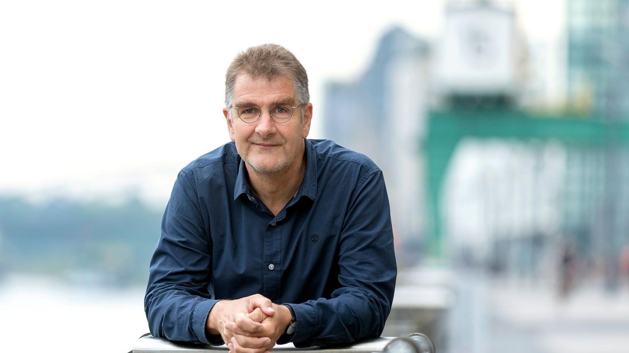 Jürgen Wiebicke guckt in die Kamera.