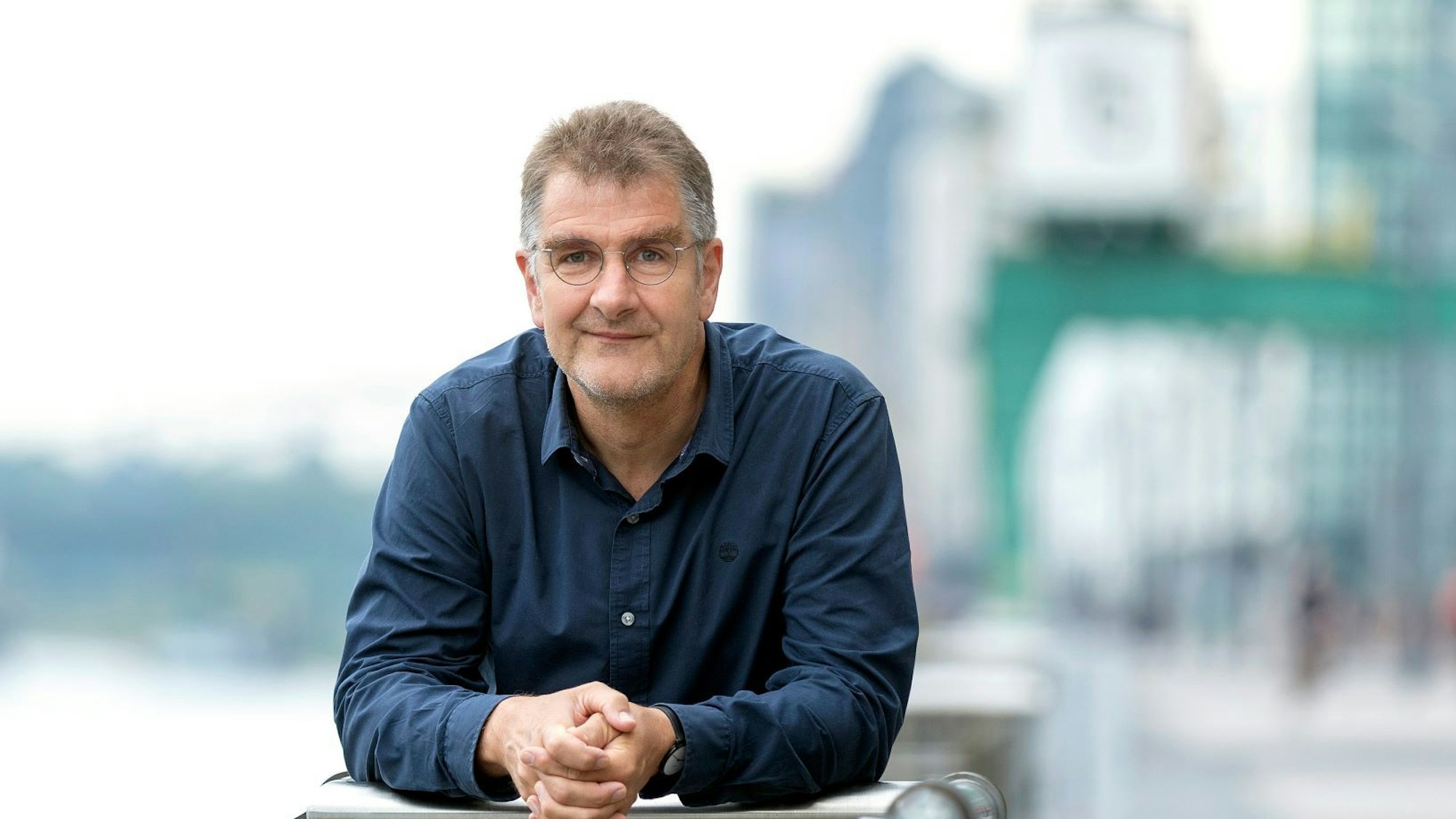 Jürgen Wiebicke guckt in die Kamera.
