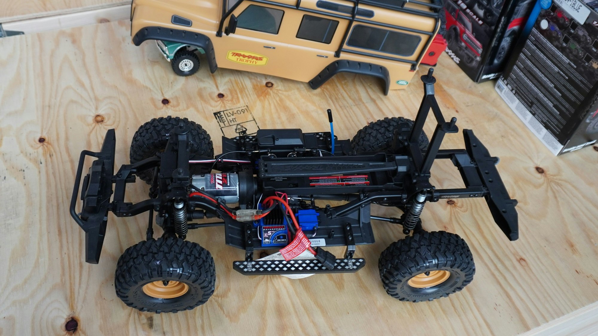 Ein auseinandergebauter Modellgeländewagen.