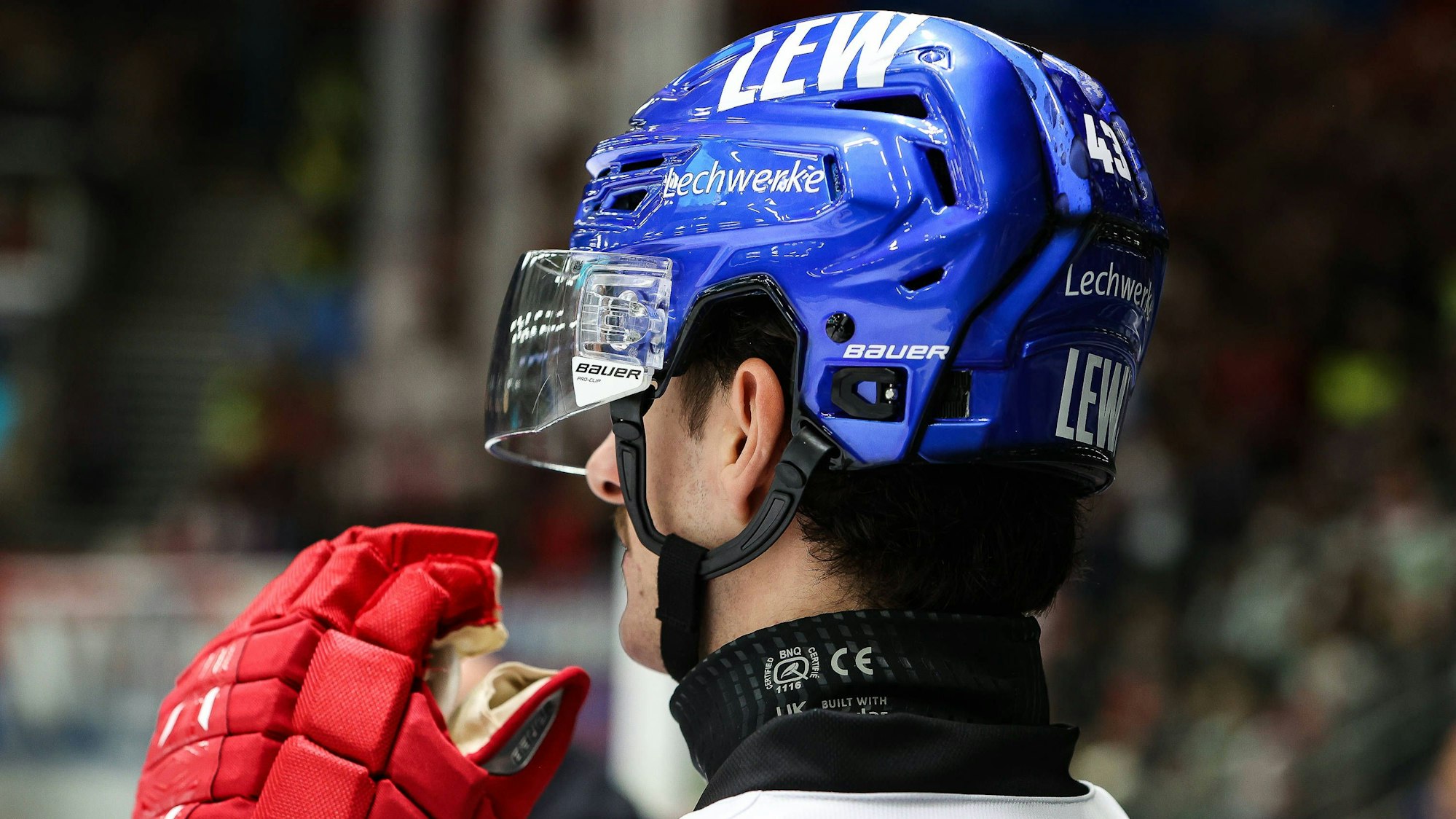 Leon van der Linde der Augsburger Panther trägt bereits regelmäßig einen Halsschutz. Die ist ab Januar für alle DEL-Profis Pflicht.