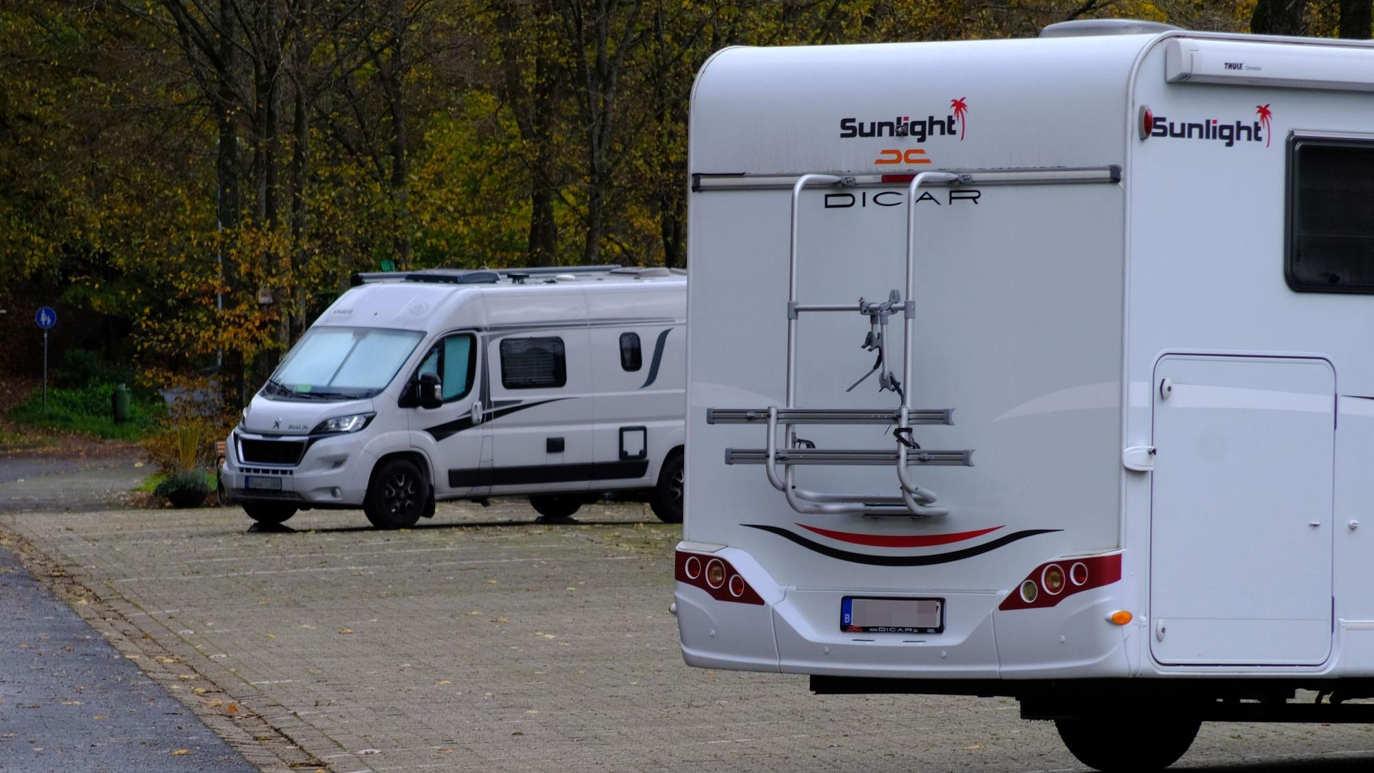 Das Symbolbild zeigt zwei Wohnmobile im Herbst 2023 auf dem Wohnmobilstellplatz in Schleiden-Gemünd.