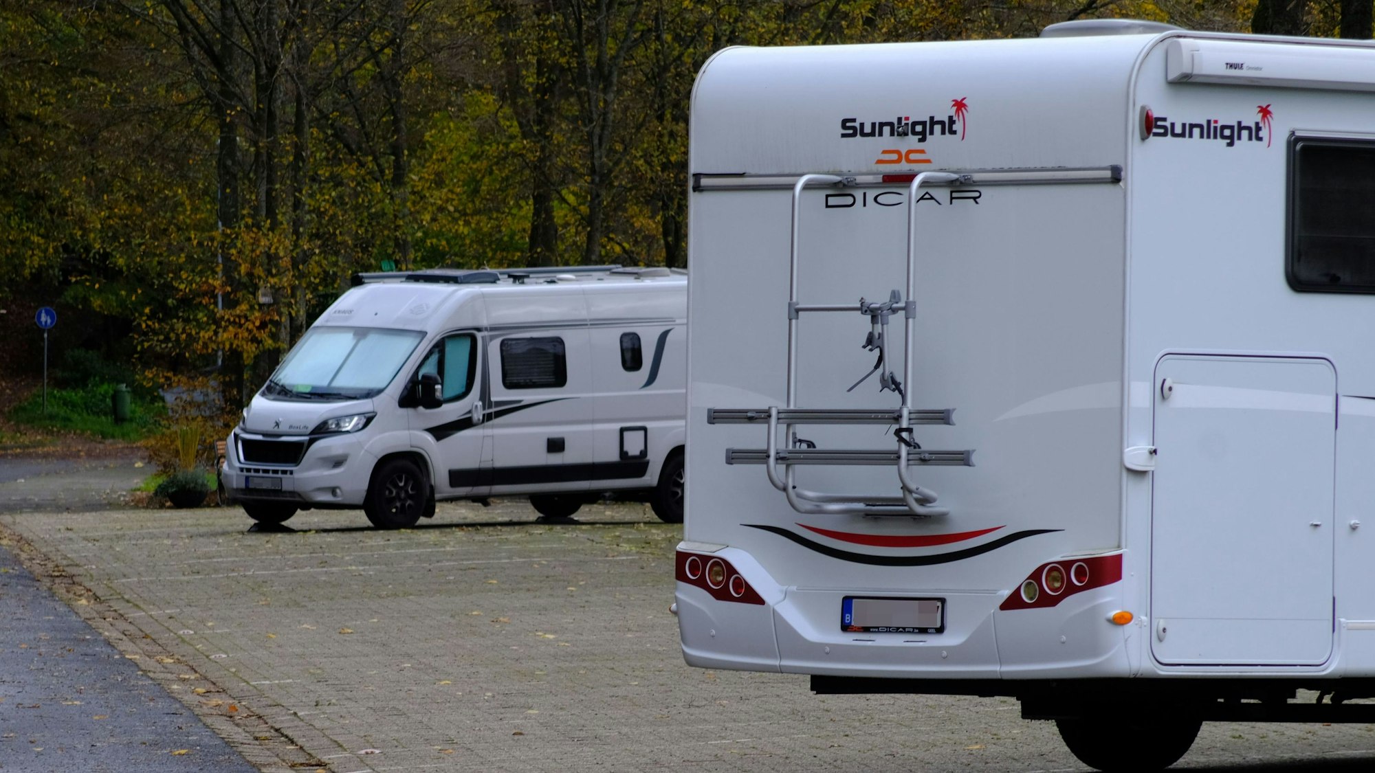 Das Symbolbild zeigt zwei Wohnmobile im Herbst 2023 auf dem Wohnmobilstellplatz in Schleiden-Gemünd.