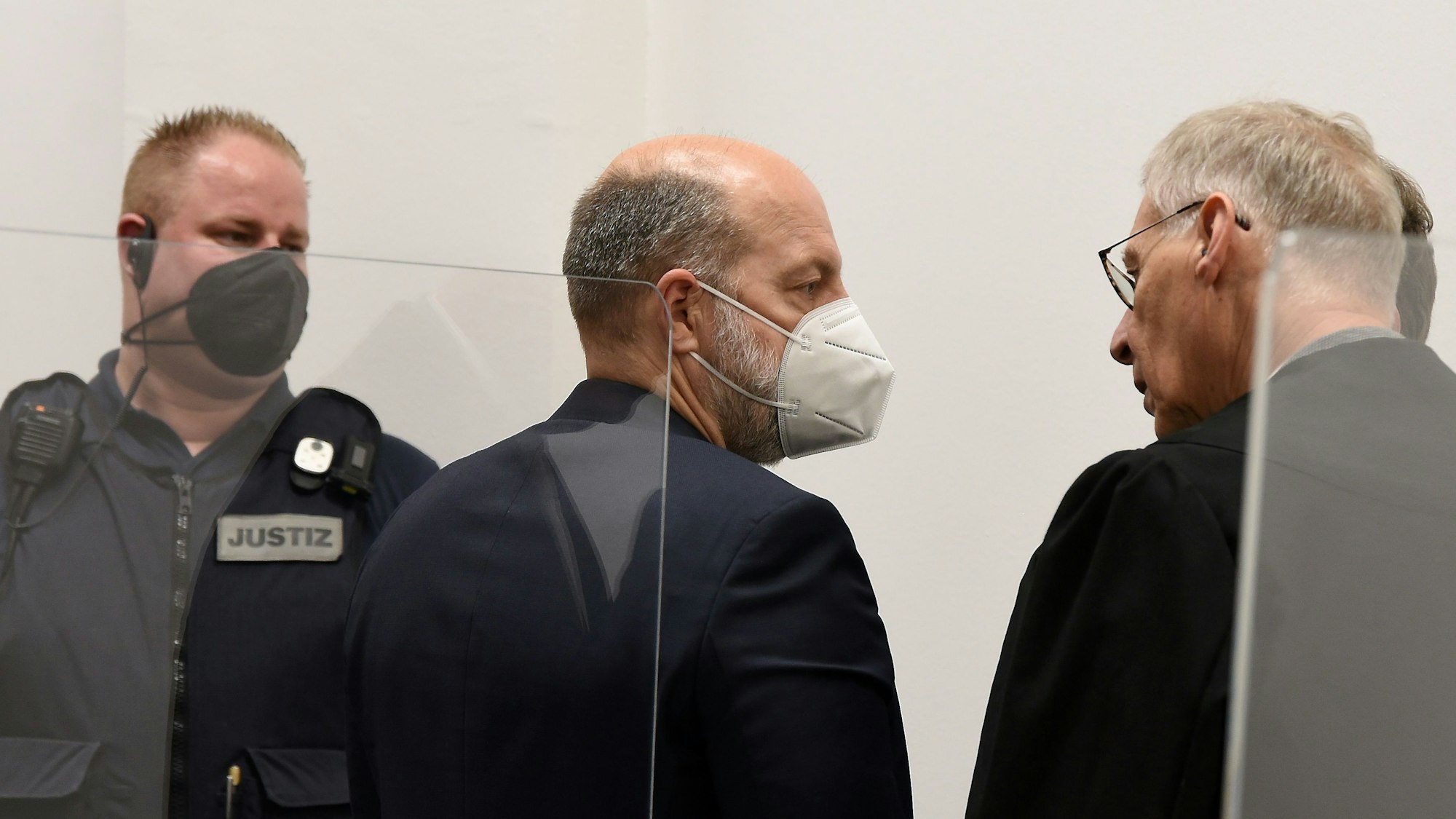 Thomas Drach beim Beginn des Hauptverfahrens gegen ihn (mitte) und einen Mitangeklagten vor der großen Strafkammer am Landgericht Köln. (Symbolbild)