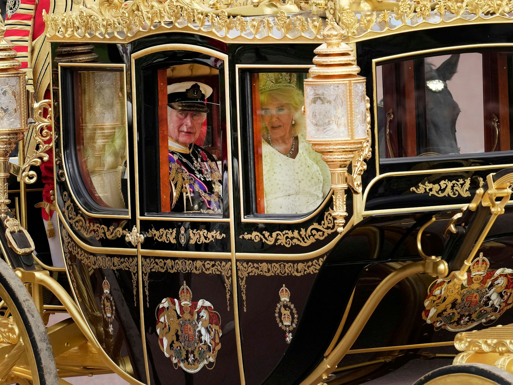 König Charles III. und Königin Camilla in der Kutsche auf dem zur traditionellen Parlamentseröffnung.