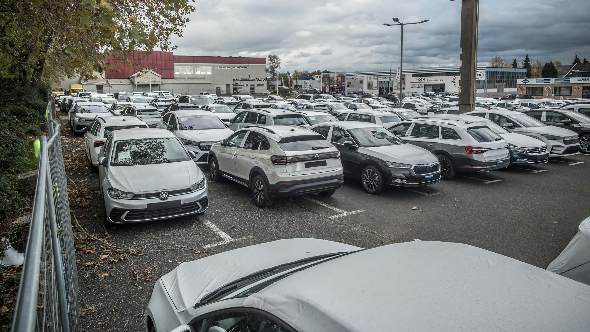 Auf dem ehemaligen Supermarktgrundstück könnte die Feuerwache gebaut werden. Jetzt parkt die Spedition Niesen dort erstmal Neuwagen.