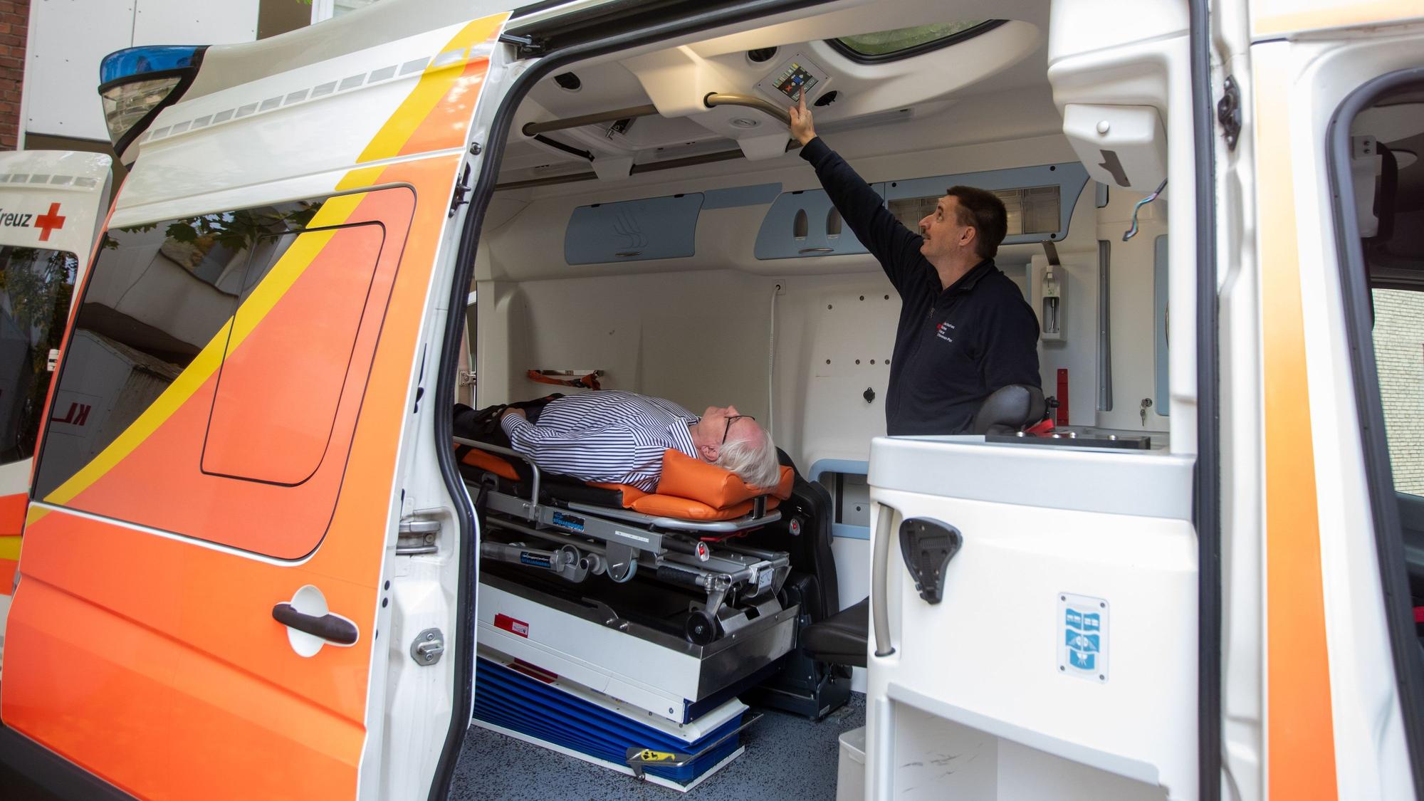 Ein Mann im Krankenwagen.