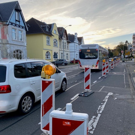 Zu sehen ist die Liblarer Straße in Brühl, dort ist die Rechtsabbiegespur gesperrt.