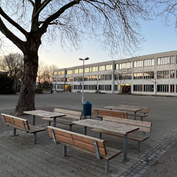 Schulzentrum und Schulhof