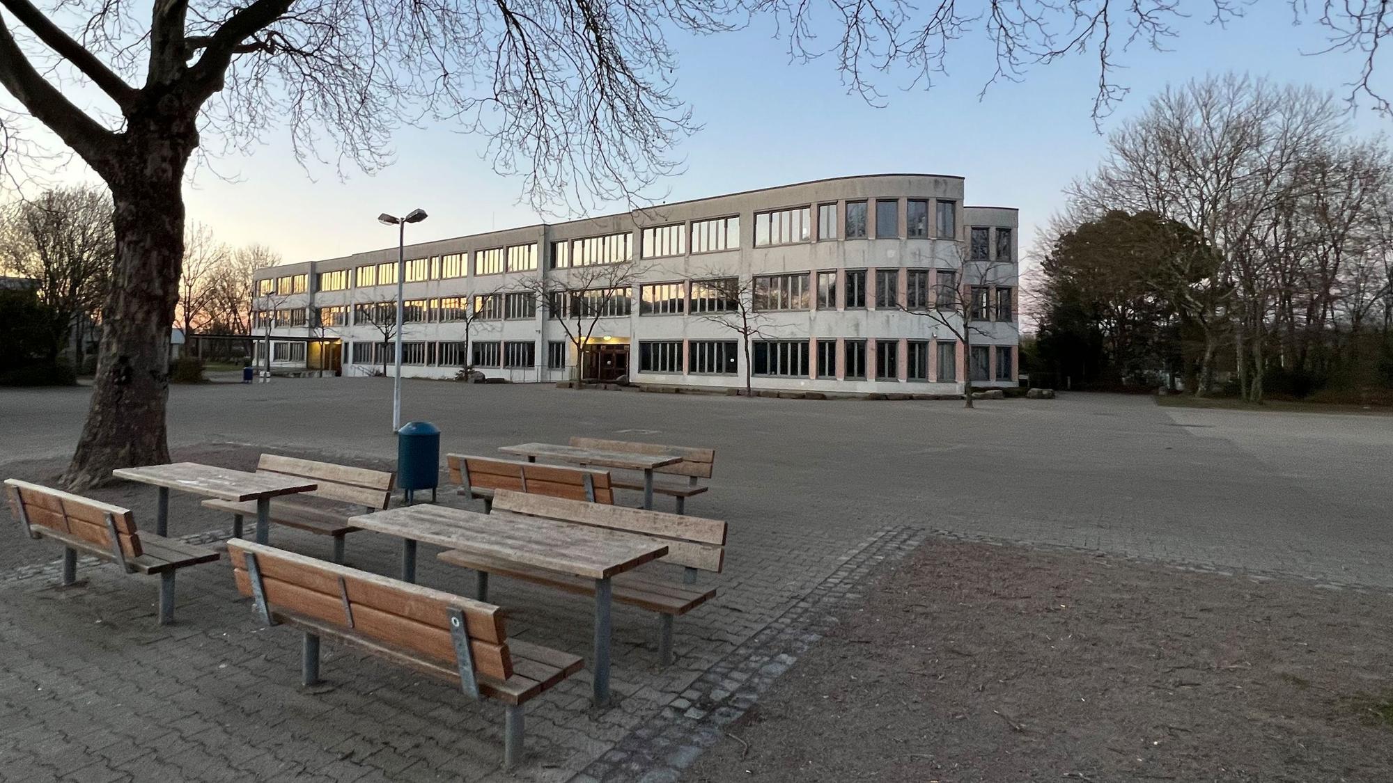 Schulzentrum und Schulhof