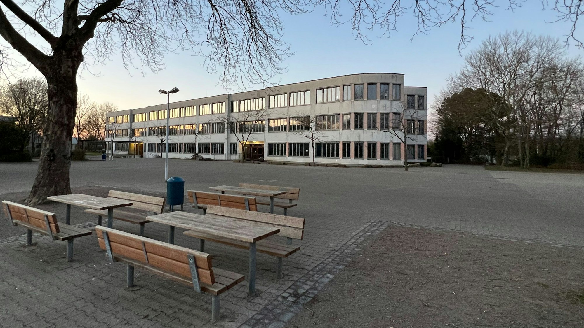 Schulzentrum und Schulhof