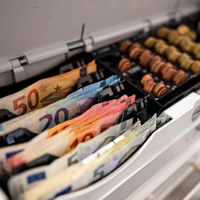 Eine offene Kasse in einem Geschäft