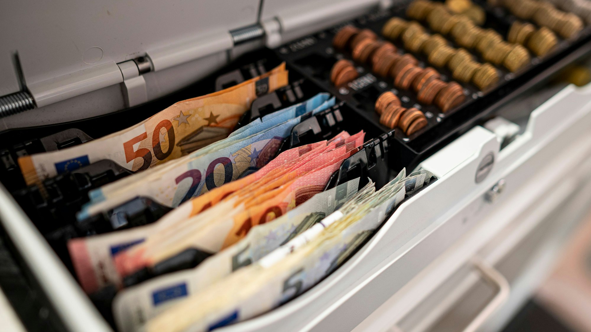 Eine offene Kasse in einem Geschäft