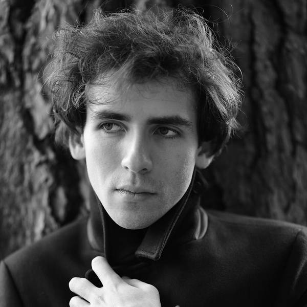 Das Bild zeigt Alexandre Kantorow in schwarz-weiß. Der junge Künstler hat dunkle Haare und schaut ernst.