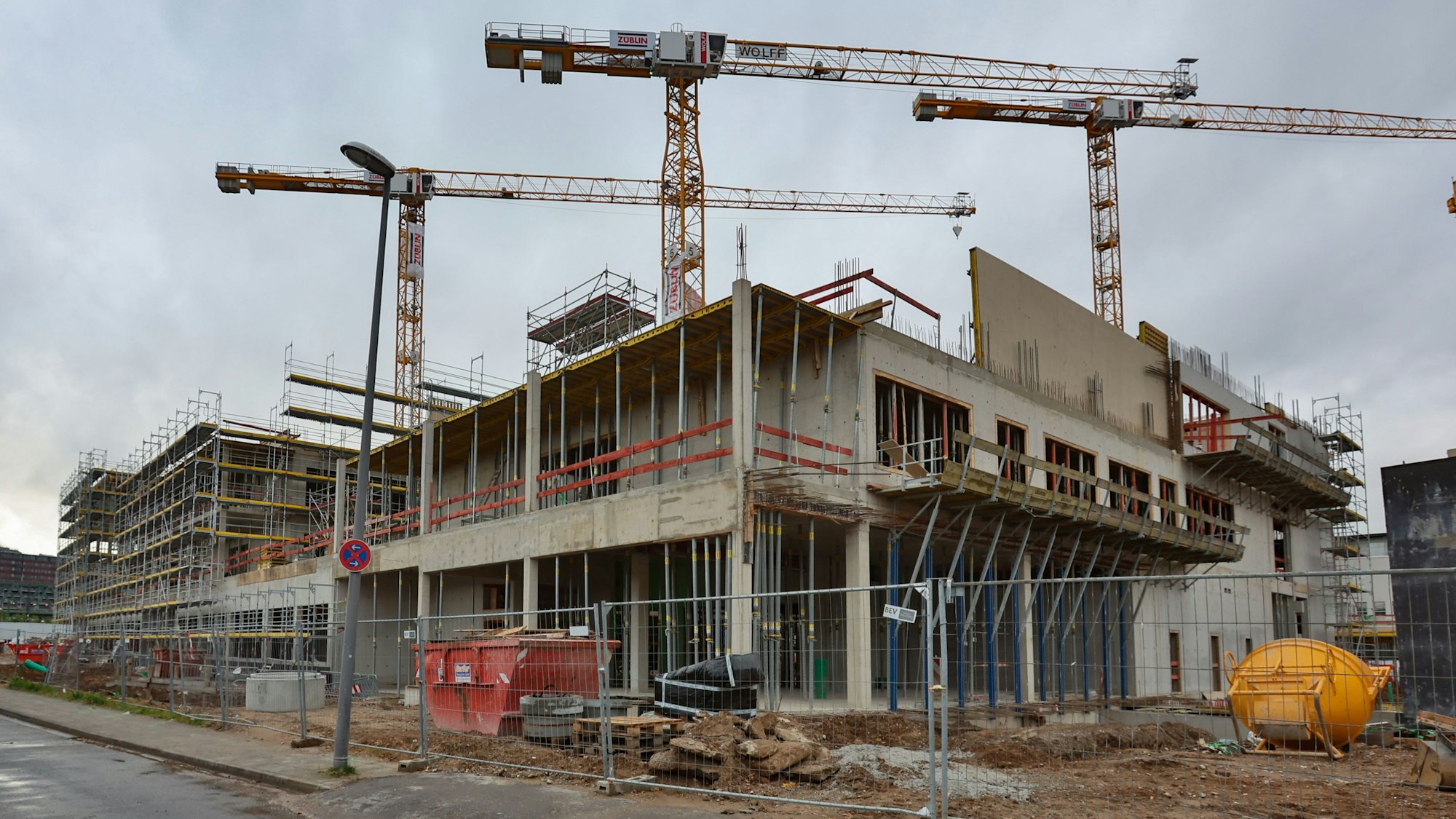 Das neue Gymnasium in Deutz wird vom Investor bereits in Hinblick auf eine zukünftige mögliche andere Nutzung gebaut (Archivbild).