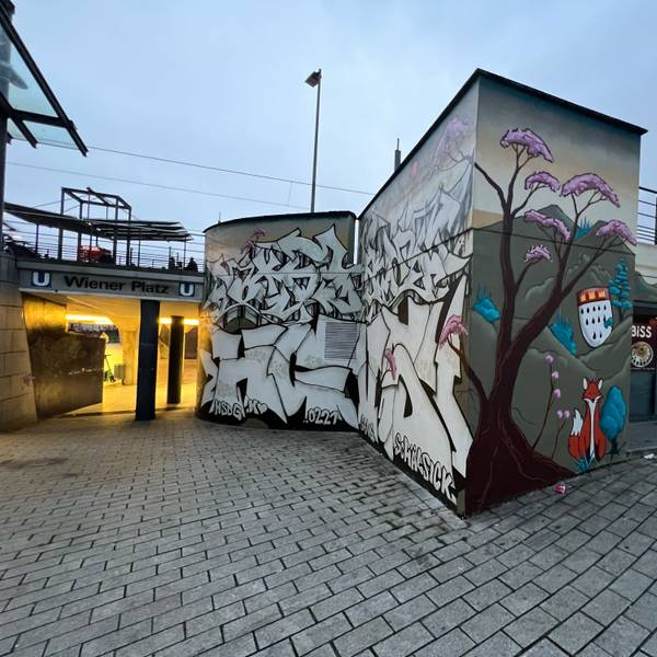 Besprayte Wände am Wiener Platz
