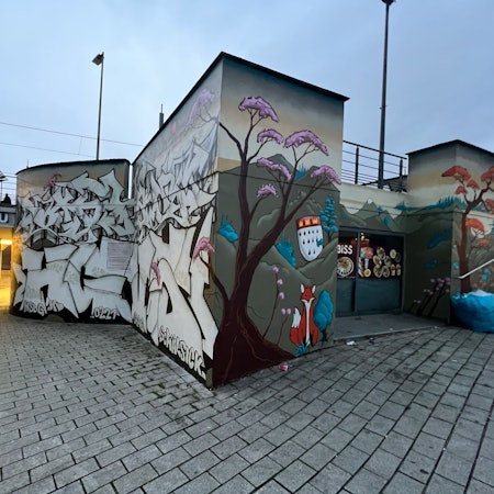 Besprayte Wände am Wiener Platz