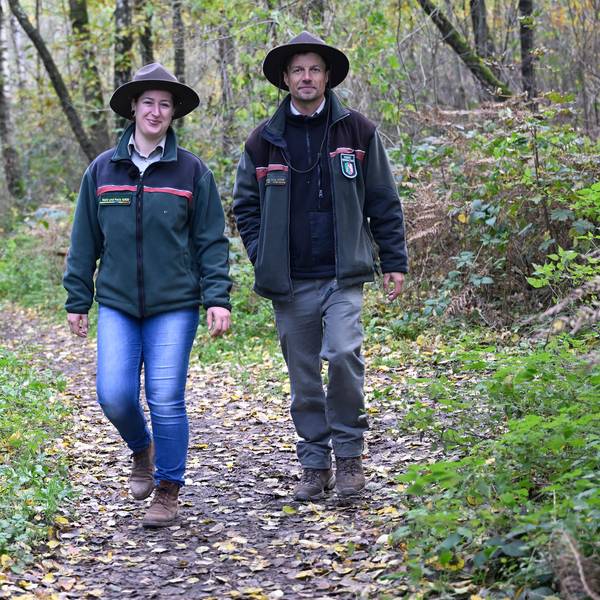 Die neuen Ranger: Frederike Stark und Robin Schulte laufen im Wald.