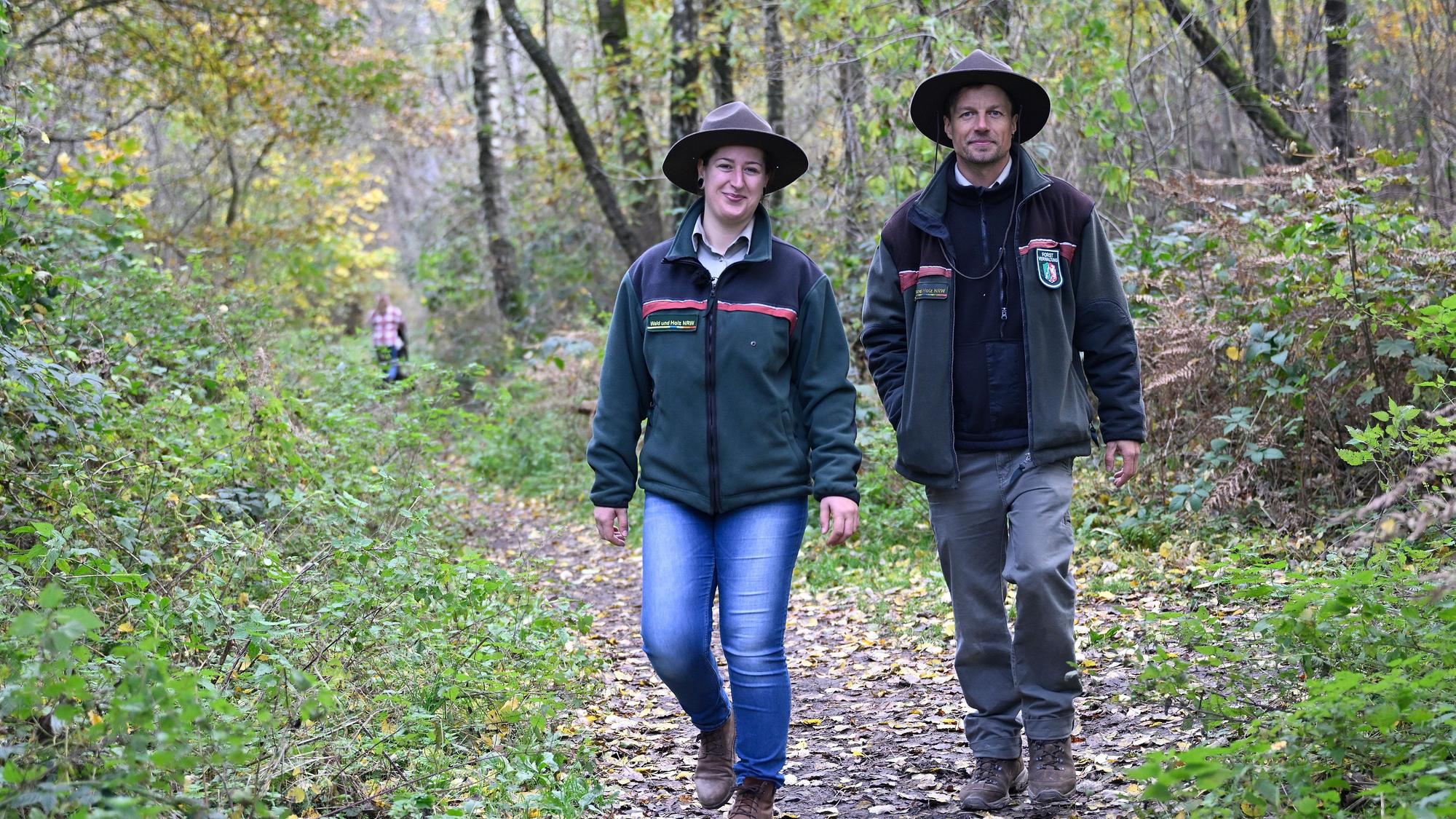 Die neuen Ranger: Frederike Stark und Robin Schulte laufen im Wald.