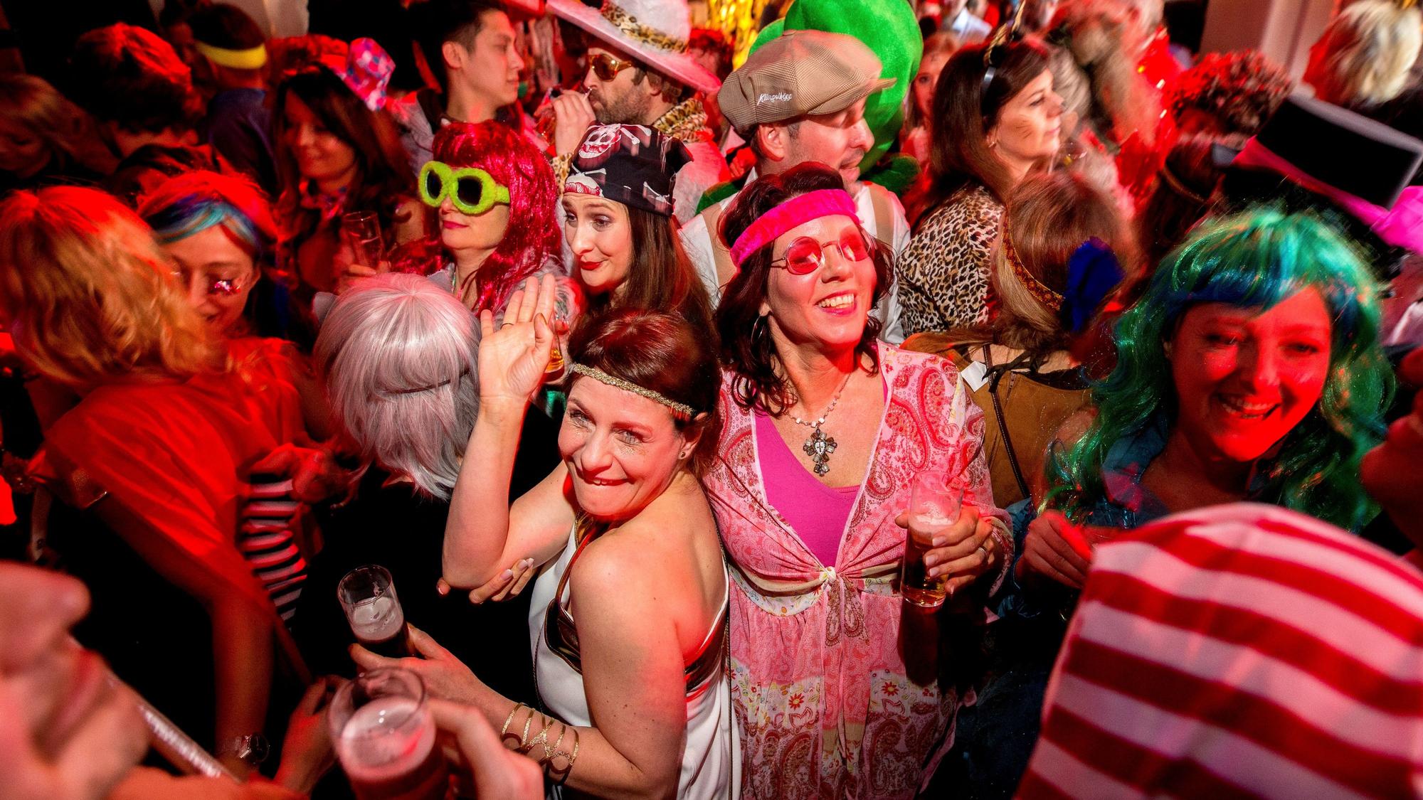 Eine Kölner Kneipe an Karneval: Menschen feiern ausgelassen (Symbolbild)