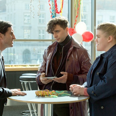 Kriminalkommissar Vincent Ross (André Kaczmarczyk, Mitte) und seine Cottbuser Kollegin Alexandra Luschke (Gisa Flake, r.) befragen den Sprecher der Karnevalsvereine Nikolaus Behrend (Christoph Bach, l.).