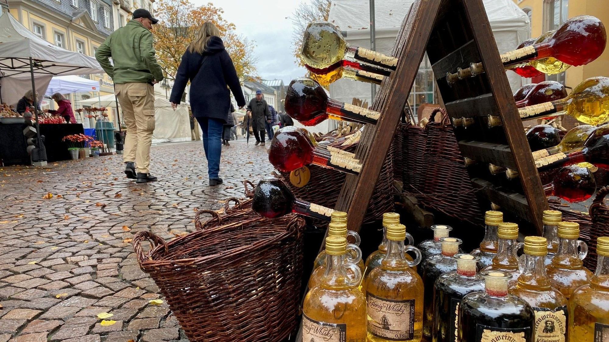 Zu sehen ist ein Stand auf dem Martinsmarkt in der Brühler Fußgängerzone.