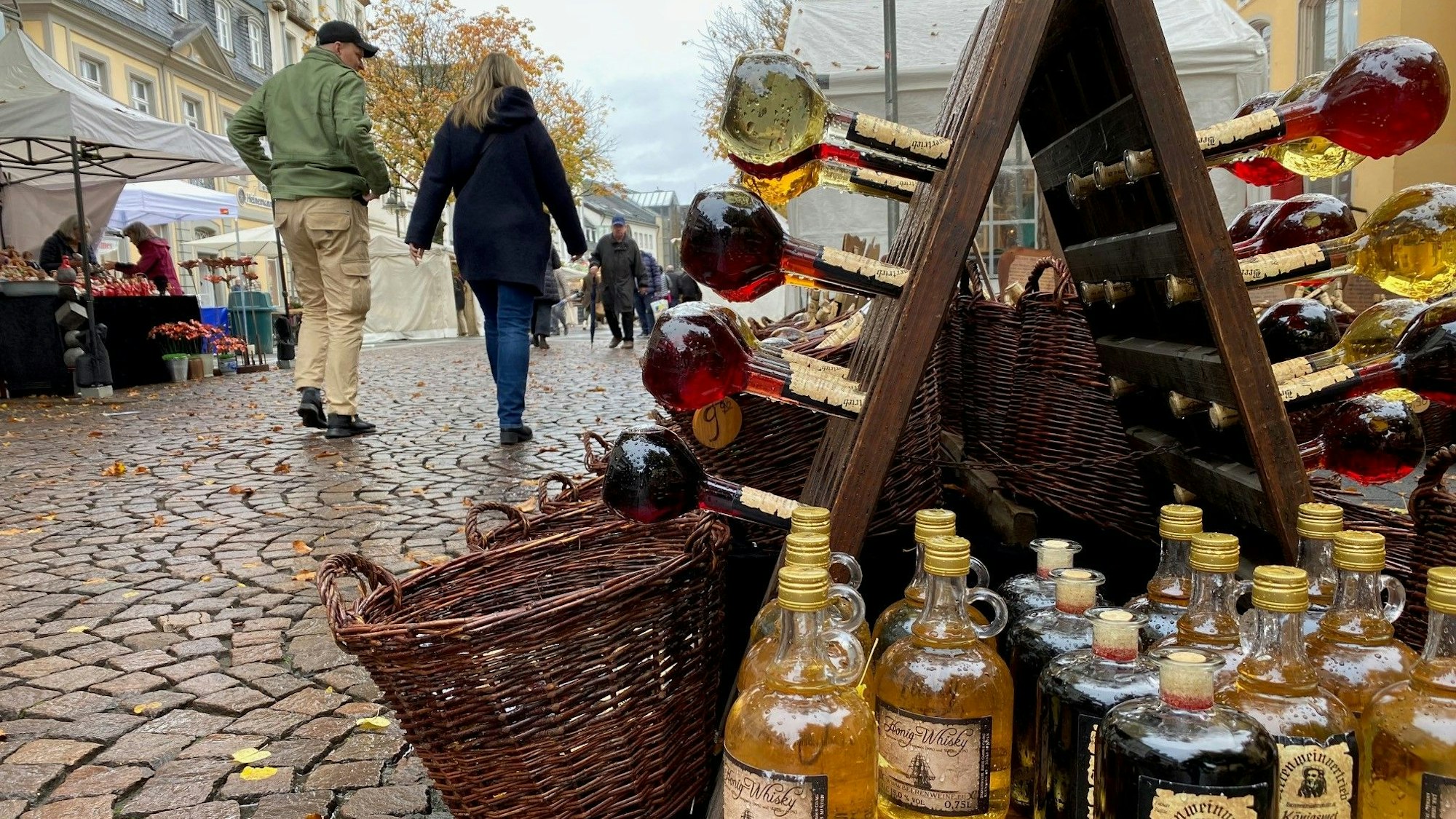 Zu sehen ist ein Stand auf dem Martinsmarkt in der Brühler Fußgängerzone.