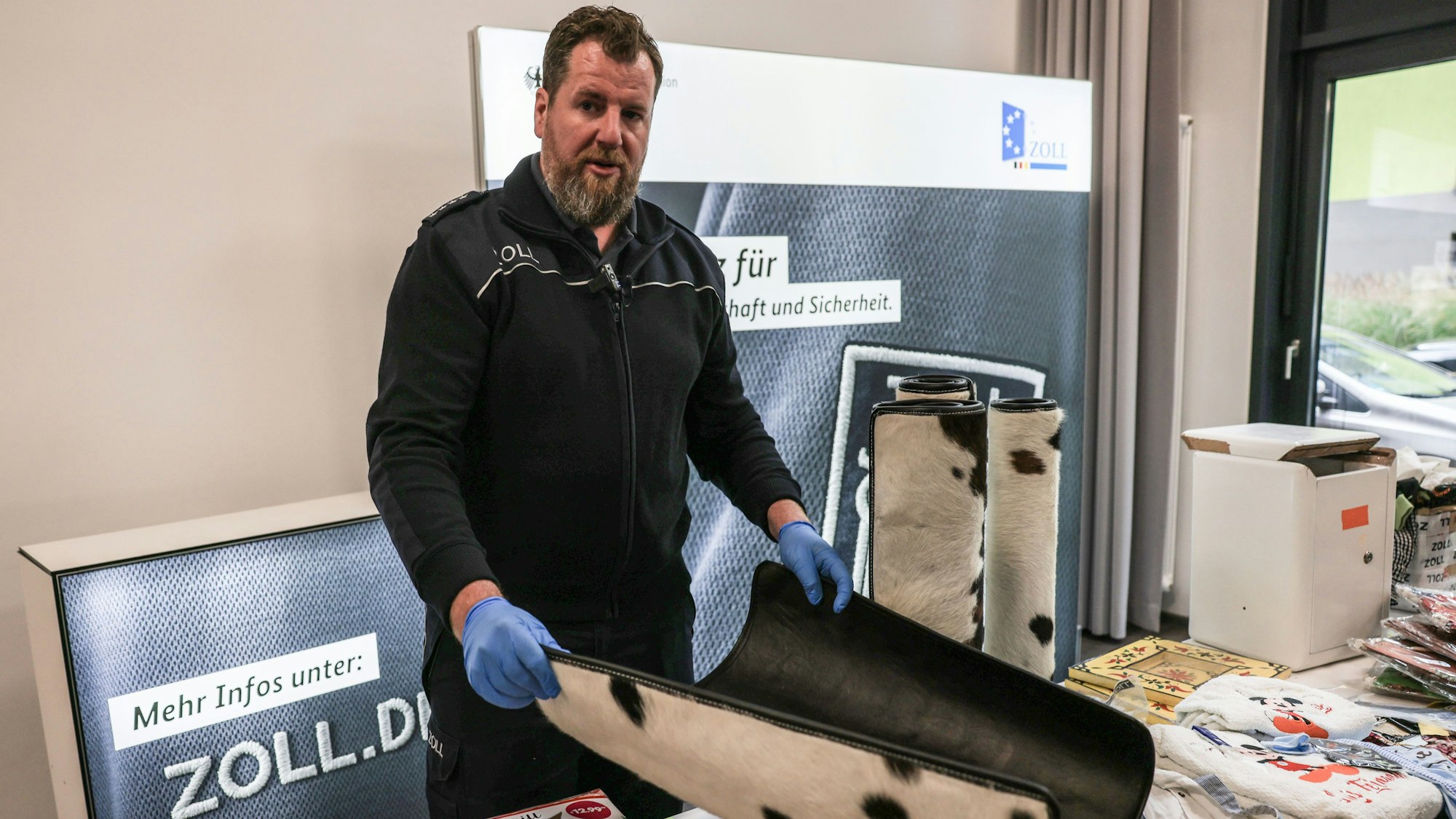 Zollfahnder Jens Ahland mit einer Fußmatte aus einem Kokain-Kunststoffgemisch in der Hand.