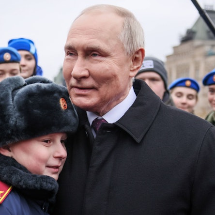 Wladimir Putin umarmt einen russischen Jungen, der ihm zuvor gesagt hatte, er wolle wie sein Vater sein. Laut Angaben des Jungen starb sein Vater beim Krieg gegen die Ukraine. Experten waren immer wieder vor einer Indoktrinierung der russischen Jugend.